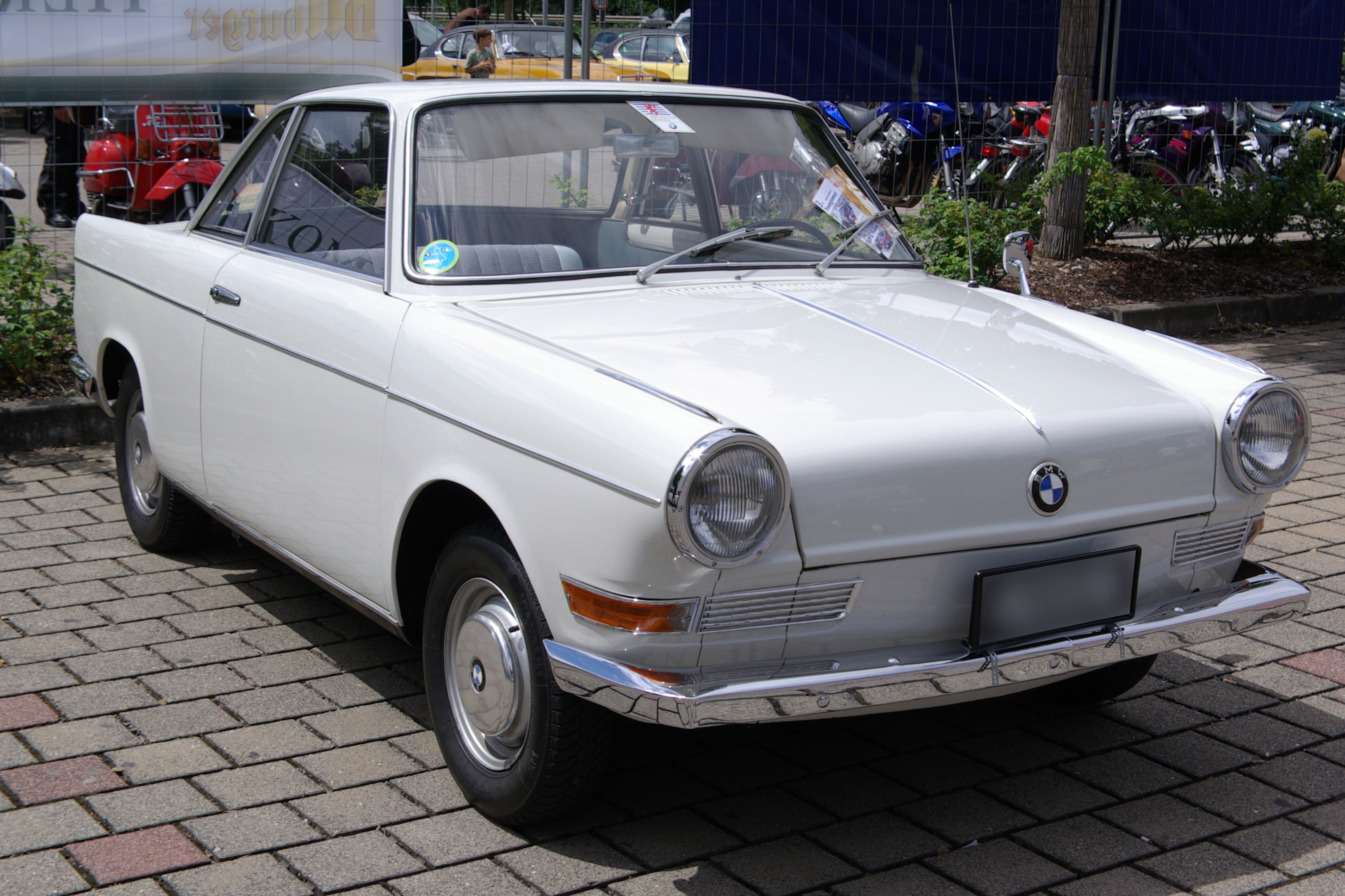 BMW 700: 4 фото