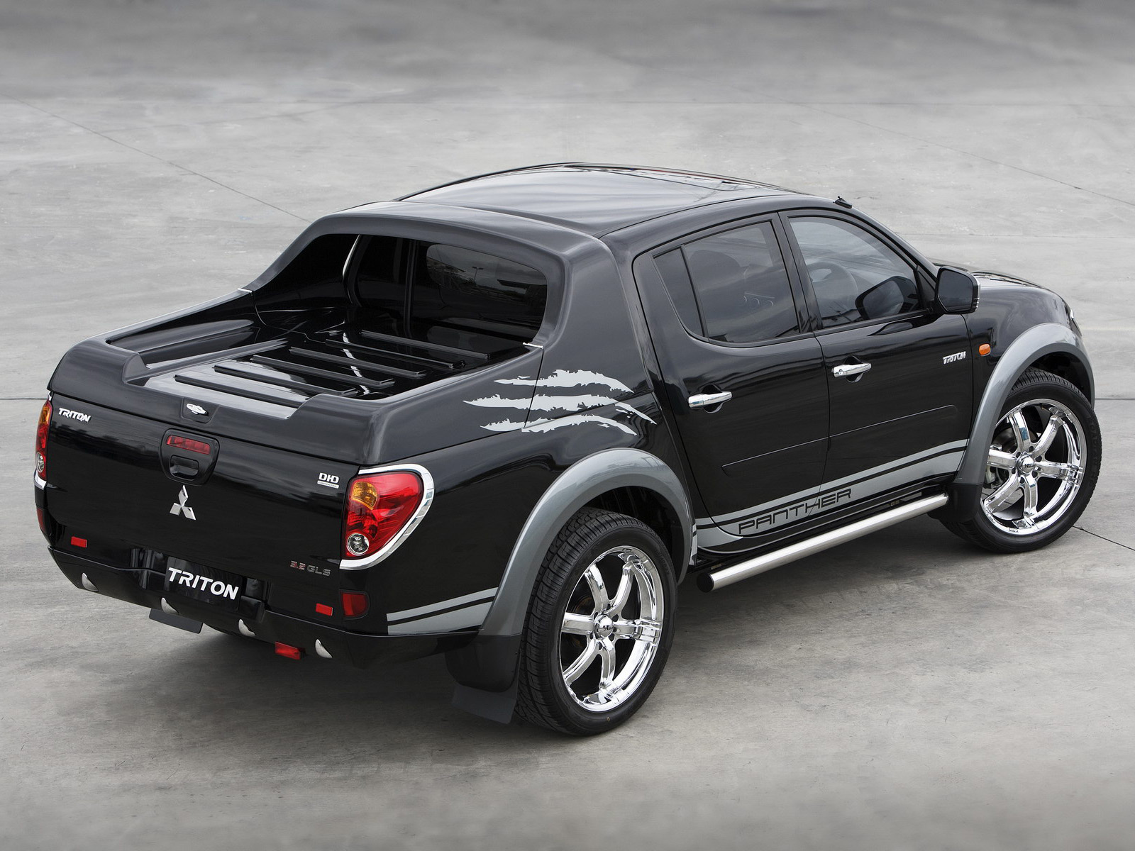 Mitsubishi L-200: 7 фото