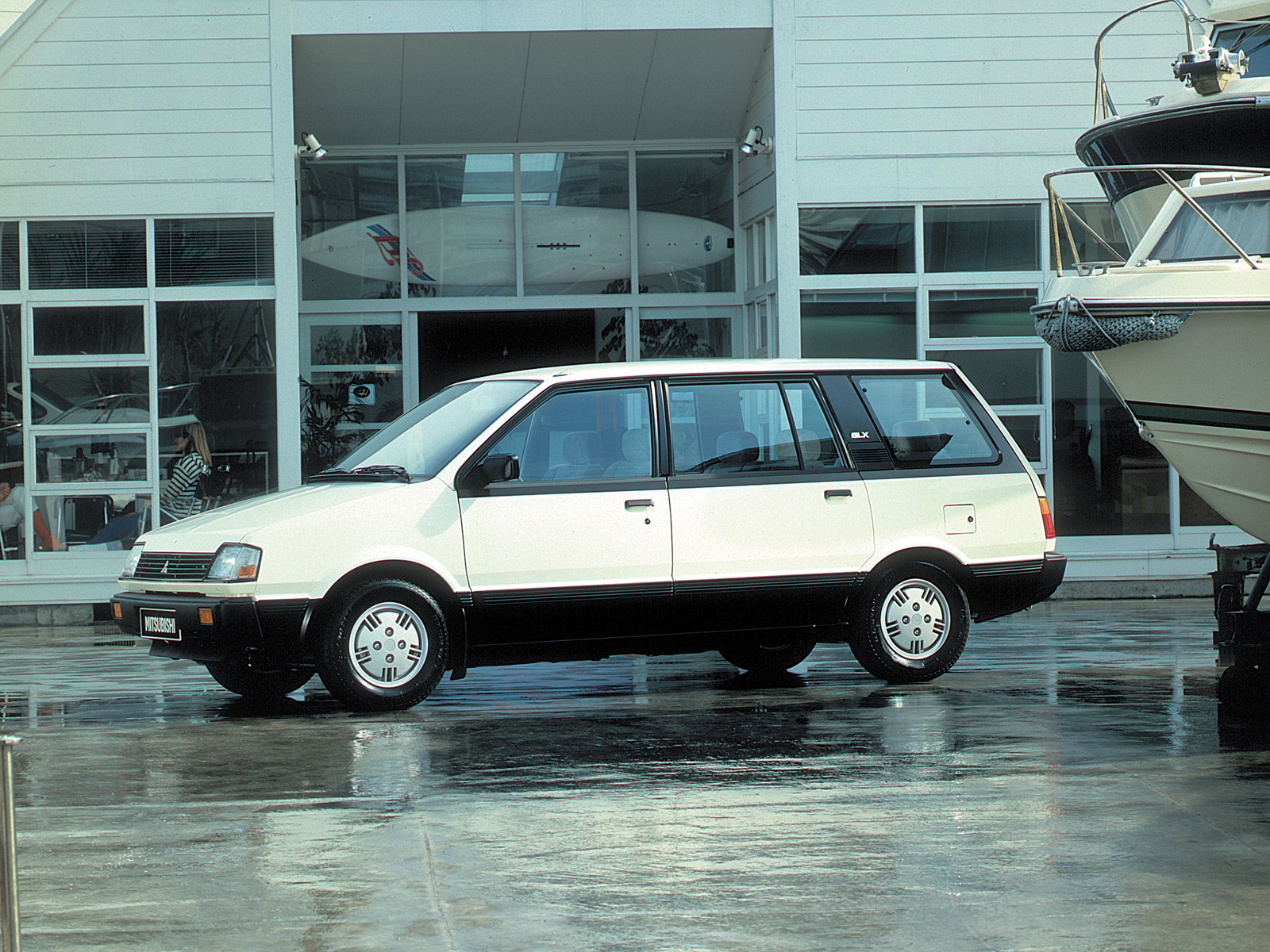 Mitsubishi Space Wagon: 11 фото