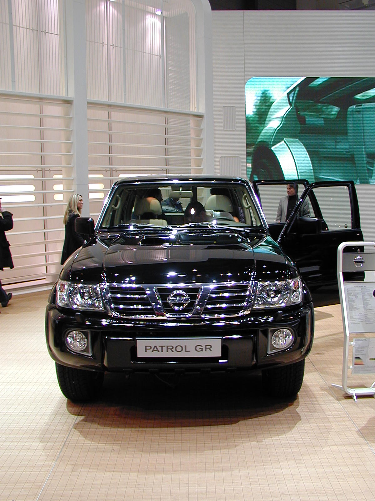 Nissan Patrol: 7 фото