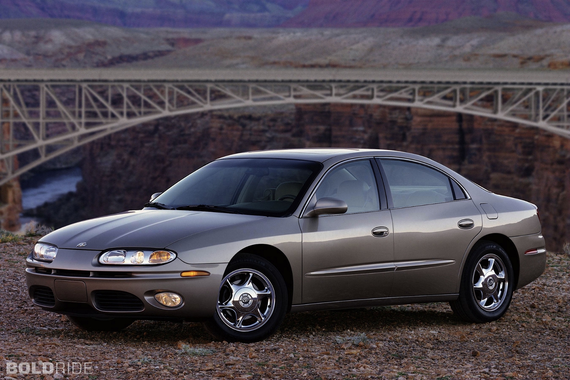 Oldsmobile Aurora: 10 фото