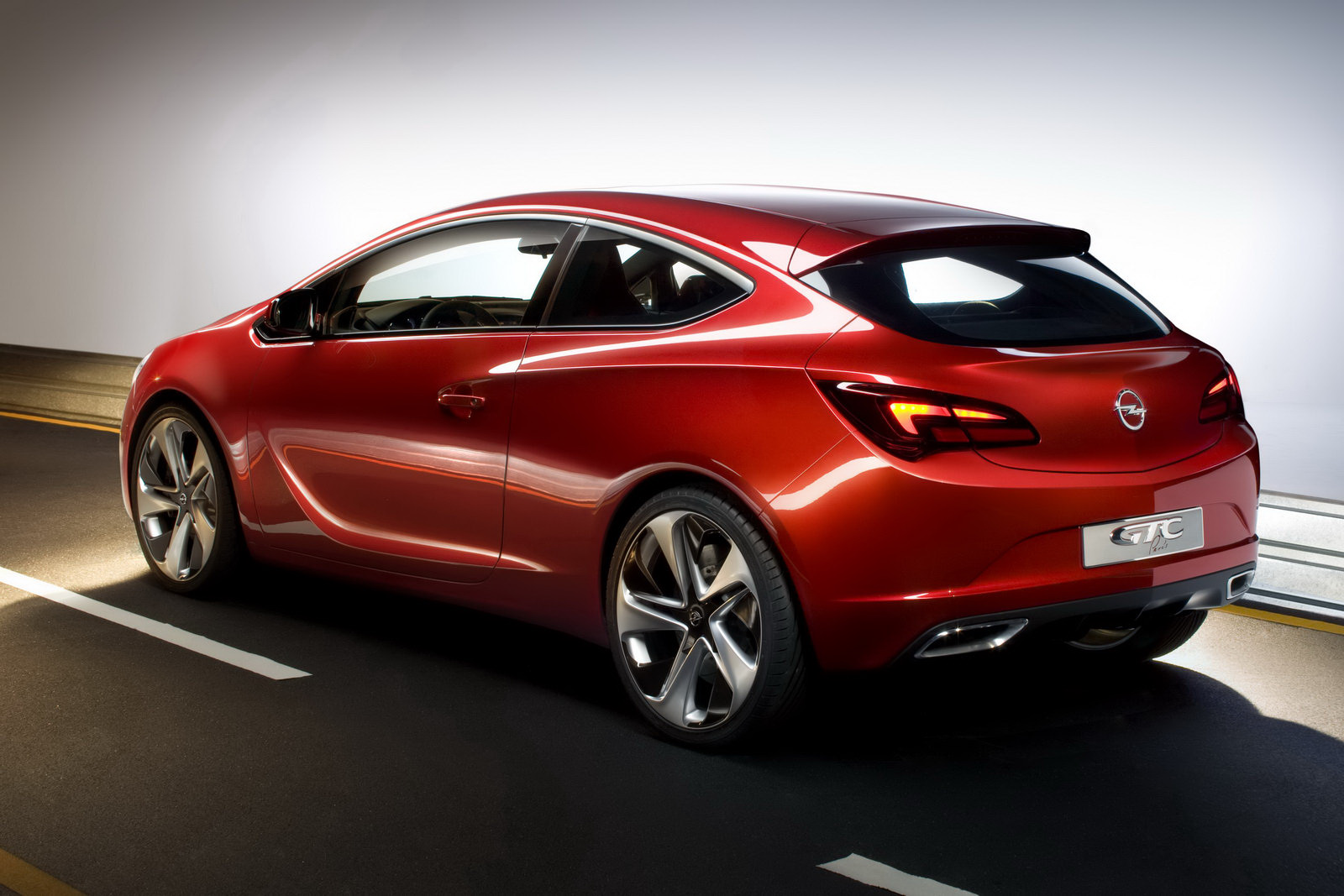 Opel Astra GTC: 8 фото