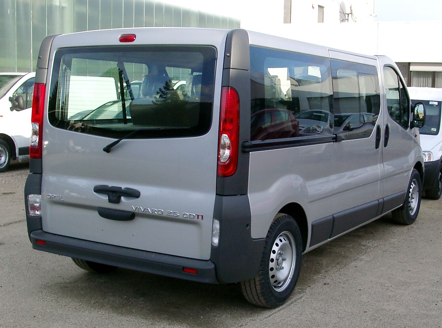 Opel Vivaro: 6 фото