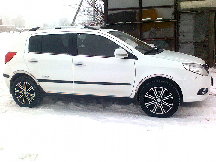 Geely MK Cross: 8 фото