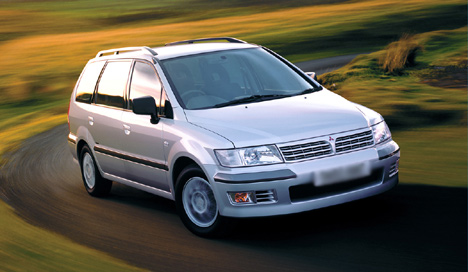 Mitsubishi Space Wagon: 12 фото