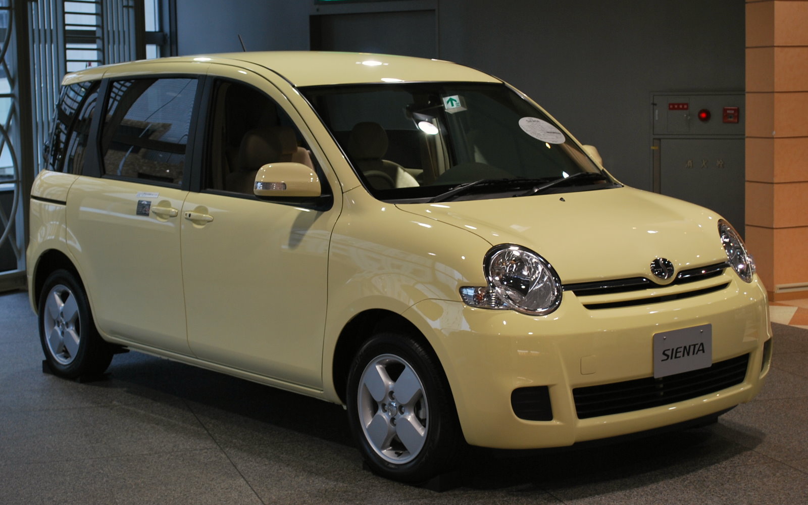 Toyota Sienta: 5 фото