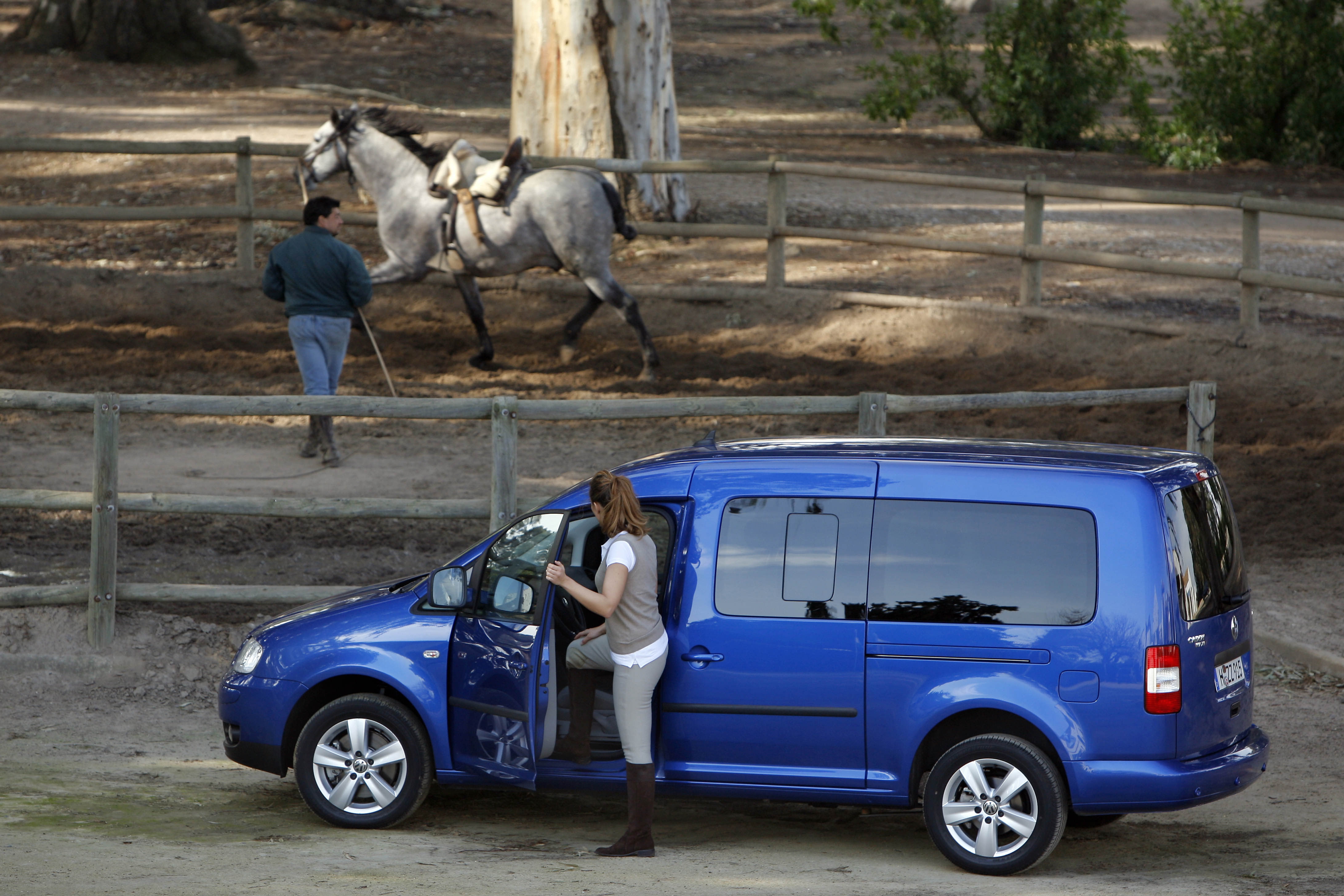 Volkswagen Caddy Maxi Life: 4 фото